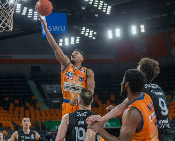 通过引进 通过引进